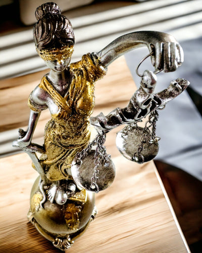 Statuette af Retfærdighedens Gudinde – Kunstnerisk Dekoration til Hylde, Håndværk af Harpiks, tilpasning med gravering