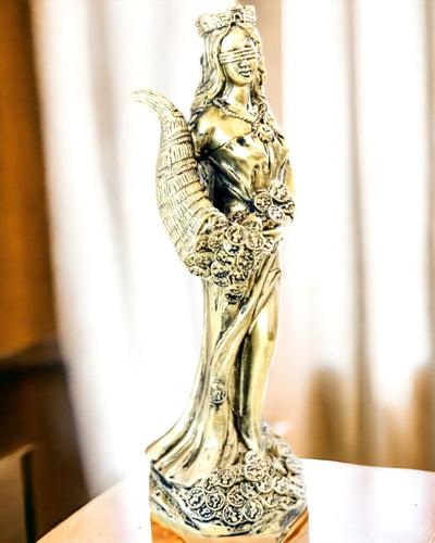 "Posen af Gudinden Abundans" - Dekorativ Resin Statue af Fortuna til Hjem og Kontor