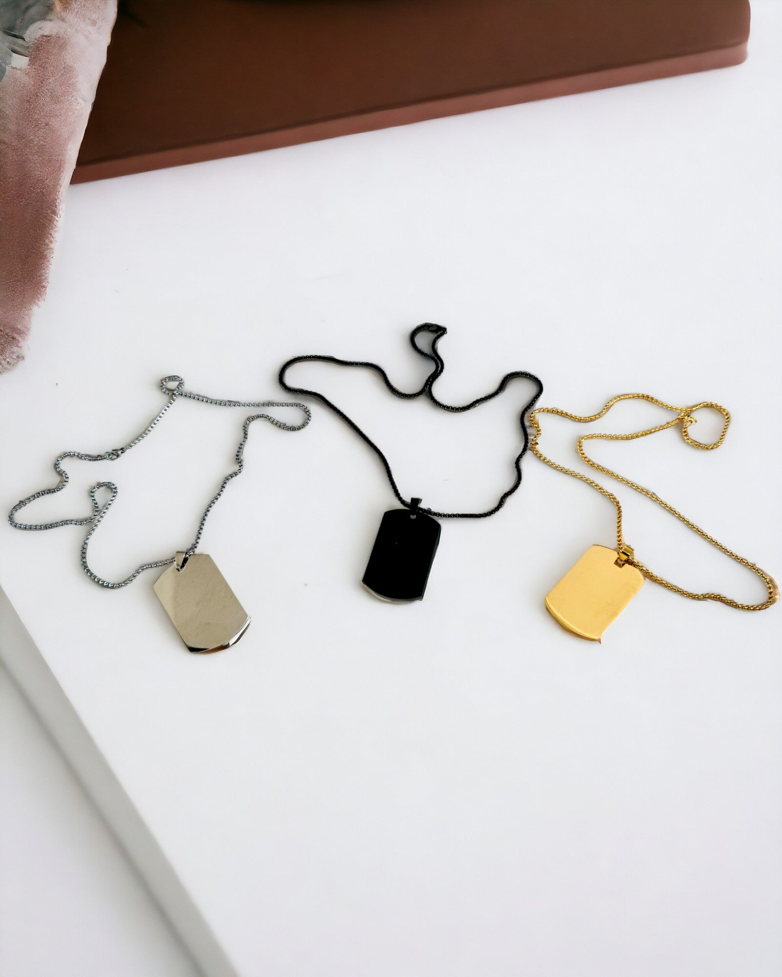 Halskæde med Dog Tag "Tre Nuancer af Stil" - ID-brik - Elegant Vedhæng i Rustfrit Stål med Mulighed for Gravering