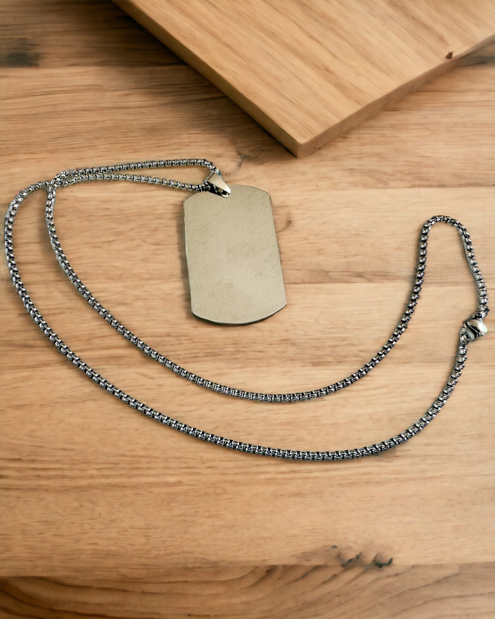 Halskæde med Dog Tag "Tre Nuancer af Stil" - ID-brik - Elegant Vedhæng i Rustfrit Stål med Mulighed for Gravering