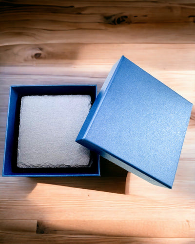 Underlag til kaffe, te af naturlig sten med personlig gravering – Firkant, cirkel, sekskant, 10 cm