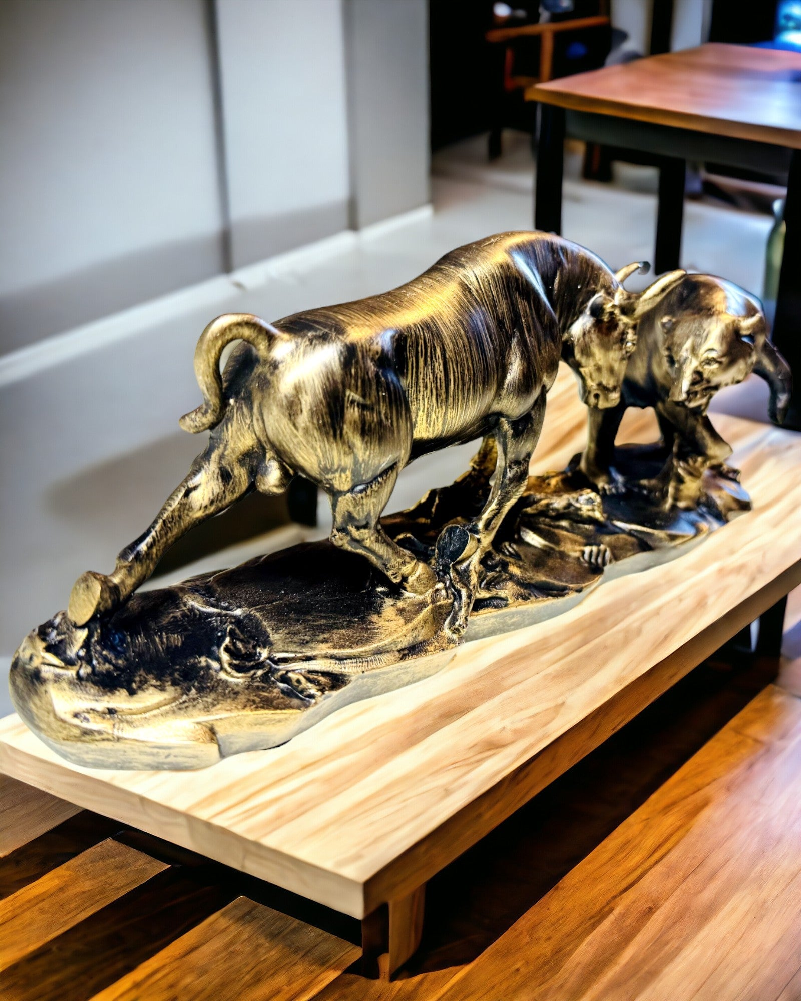 Skulptur "To rivaler" - Tyr og Bjørn - Symbolik for Finansmarkedet, Mulighed for Gravering - kobberfarvet