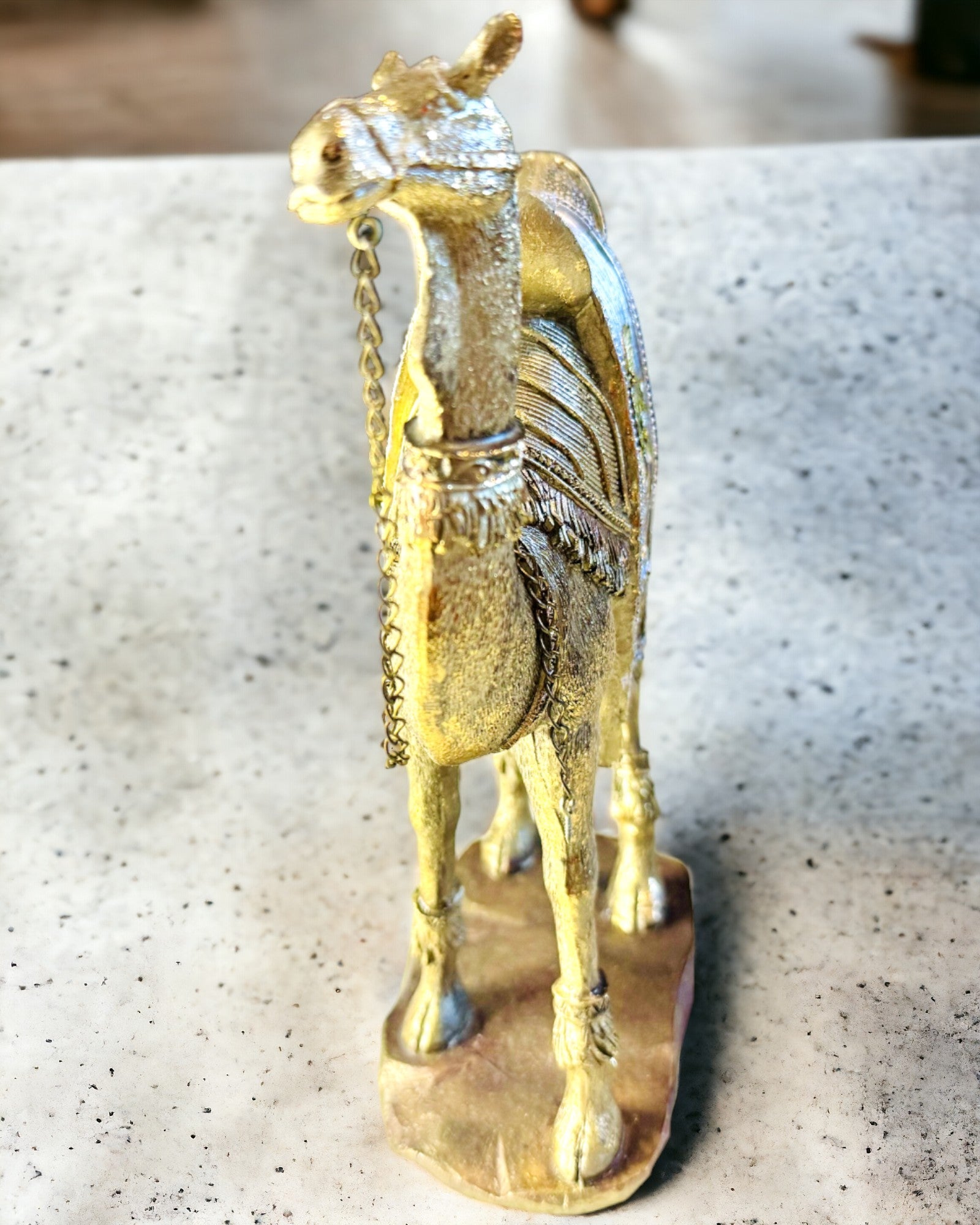 Statuette "Ørkenvandreren" - Dekorativ Kamel af Harpiks med Mulighed for Gravering