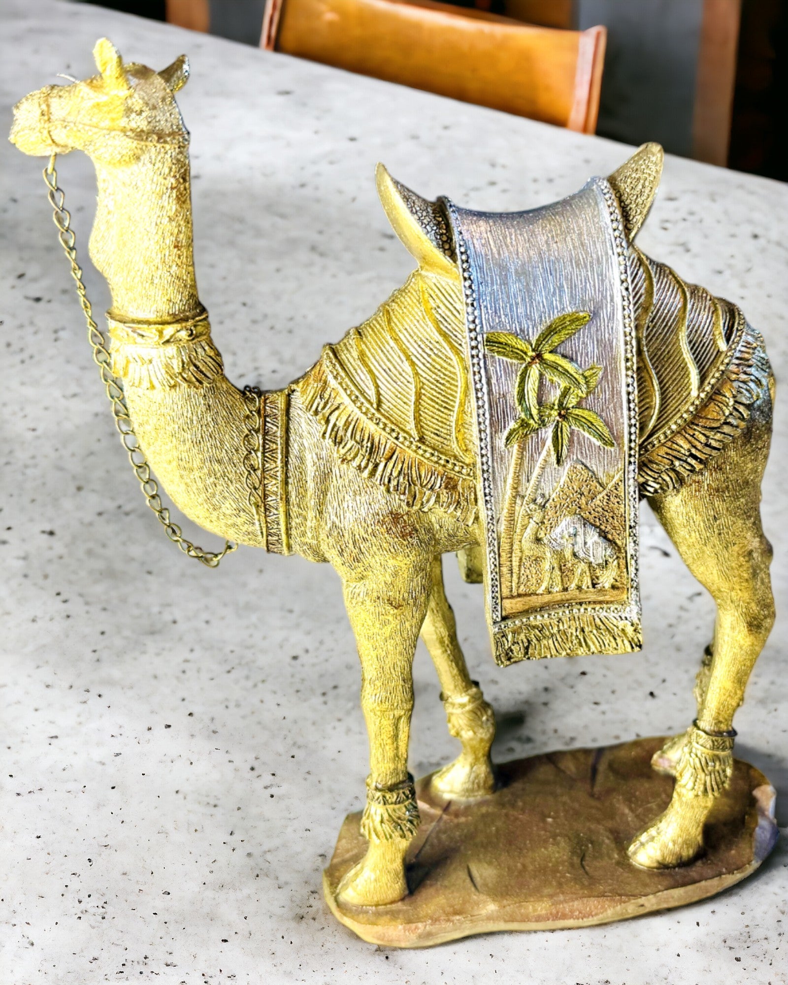 Statuette "Ørkenvandreren" - Dekorativ Kamel af Harpiks med Mulighed for Gravering