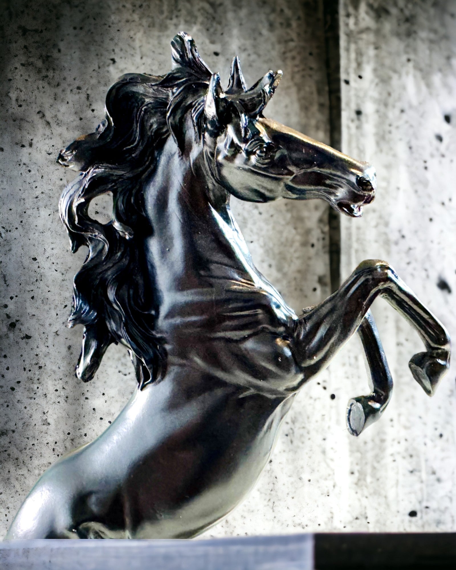 Czarna Perła - Hesteskulptur Elegance i Bevægelse - Mulighed for Gravering