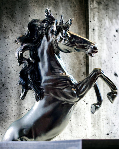 Czarna Perła - Hesteskulptur Elegance i Bevægelse - Mulighed for Gravering