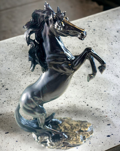 Czarna Perła - Hesteskulptur Elegance i Bevægelse - Mulighed for Gravering
