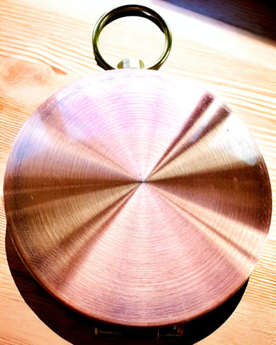 Kompas i rosaguld - navigationsinstrument i retrostil – bærbart og præcist instrument til retningsbestemmelse for rejsende og opdagelsesrejsende. Gravering, personalisering.