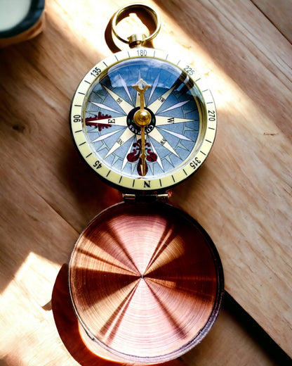 Kompas i rosaguld - navigationsinstrument i retrostil – bærbart og præcist instrument til retningsbestemmelse for rejsende og opdagelsesrejsende. Gravering, personalisering.