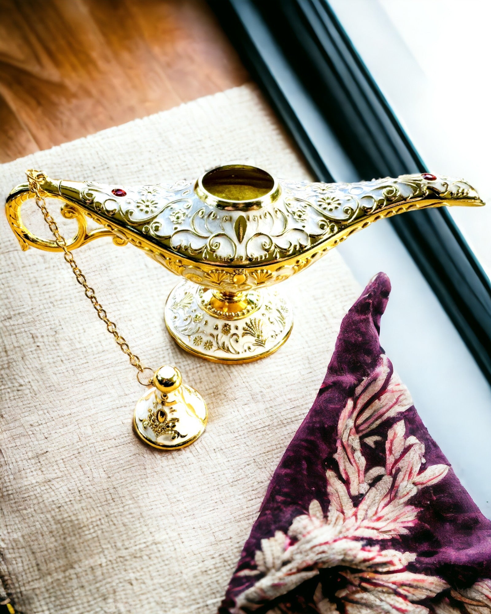 Magisk Aladdins Lampe med Gravering - Hvid Variant, flettet med guld