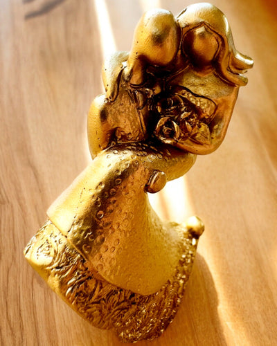 Figur "Evig Kærlighed" i guld - 11 cm, Lille Dekorationsfigur med Mulighed for Gravering