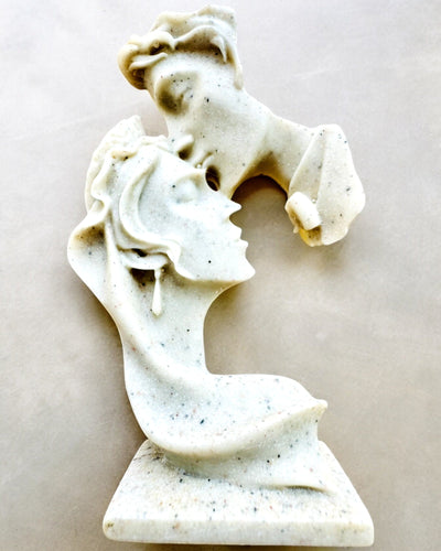 Figur "Elegance i Sten" farve hvid - 13,5 cm høj, Dekorativ med Mulighed for Gravering