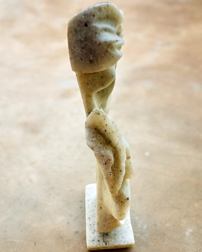 Figur "Elegance i Sten" farve hvid - 13,5 cm høj, Dekorativ med Mulighed for Gravering