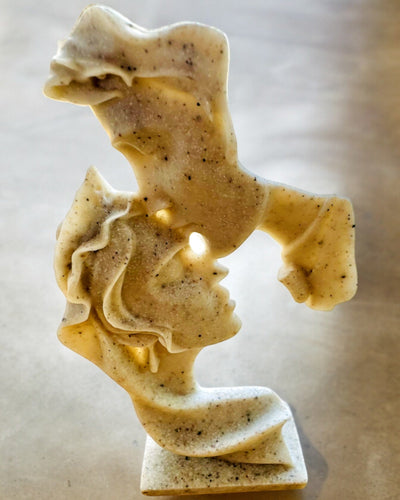 Figur "Elegance i Sten" farve hvid - 13,5 cm høj, Dekorativ med Mulighed for Gravering