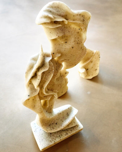 Figur "Elegance i Sten" farve hvid - 13,5 cm høj, Dekorativ med Mulighed for Gravering