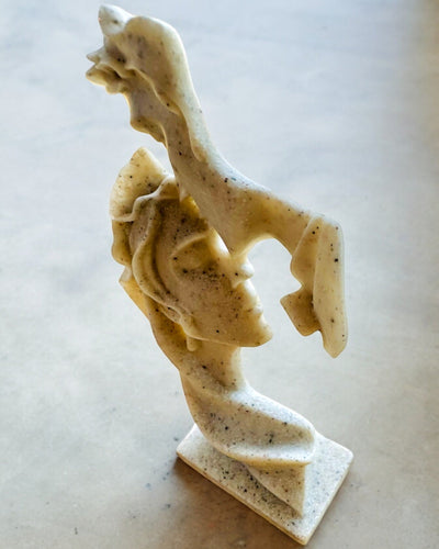 Figur "Elegance i Sten" farve hvid - 13,5 cm høj, Dekorativ med Mulighed for Gravering