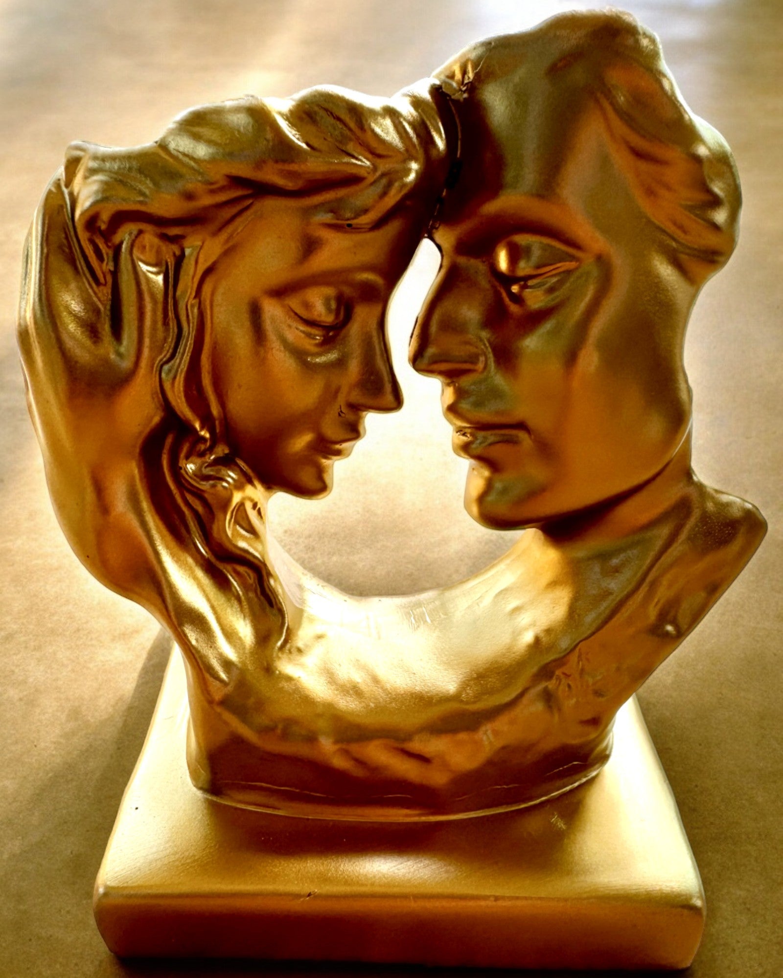 Figur "Złote Złączenie" - 13,5 cm høj, Dekorativ med Mulighed for Gravering