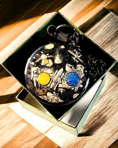 Lommeur "Astrum Temporis" - Sort ramme. Mulighed for personlig gravering