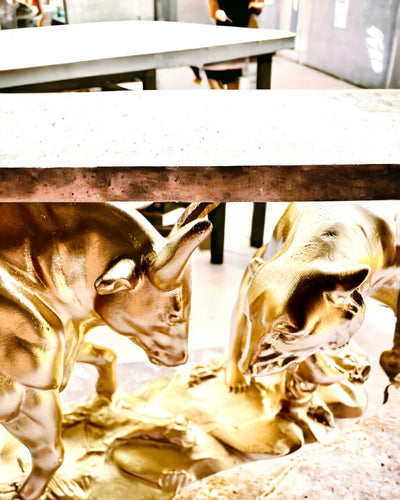 Duel af Kæmper - Dekorativ Skulptur Tyr og Bjørn - mulighed for personlig gravering - gylden farve