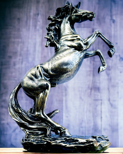 Noblesse - Figur, Statue af en Hest i Bevægelse - mulighed for personalisering med gravering som gave