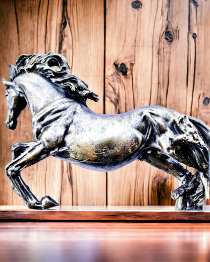 Noblesse - Figur, Statue af en Hest i Bevægelse - mulighed for personalisering med gravering som gave
