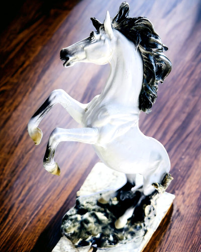 "Elegancki Skoczek" - Hvid Hestefigur med Mulighed for Gravering