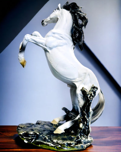 "Elegancki Skoczek" - Hvid Hestefigur med Mulighed for Gravering