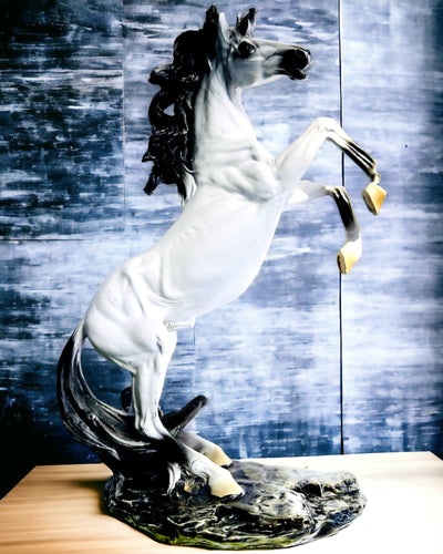 "Elegancki Skoczek" - Hvid Hestefigur med Mulighed for Gravering