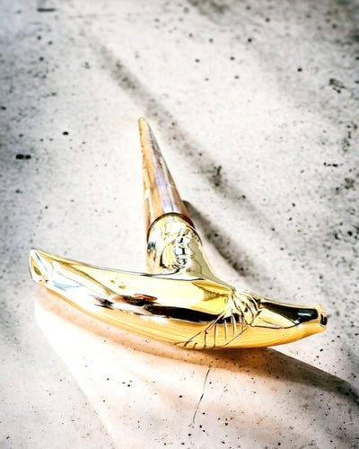 Håndskåret Rejsestok til vandring "Kongelig Vandrer" i brun med gyldne dekorationer