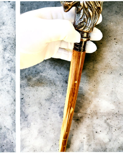 Spadserstok Wolf - Indisk Mangotræ med Mulighed for Gravering, brun med gyldne udsmykninger