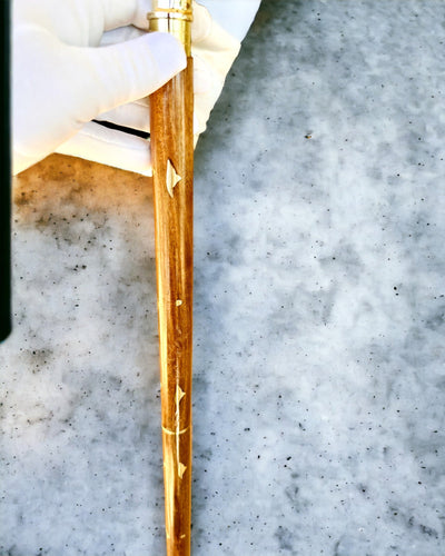 Håndskåret Rejsestok til vandring "Kongelig Vandrer" i brun med gyldne dekorationer