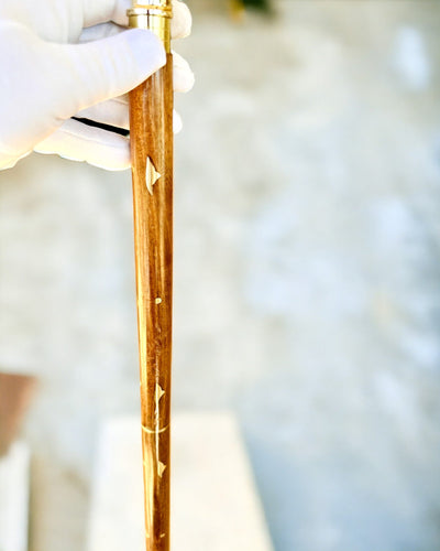 Spadserstok Wolf - Indisk Mangotræ med Mulighed for Gravering, brun med gyldne udsmykninger