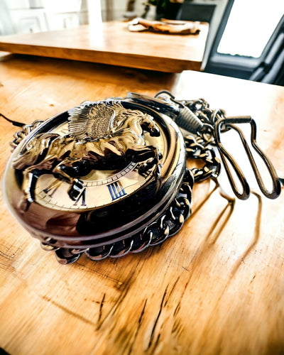 Lommeur "Equus Tempus" - Sort med Hestemotiv, mulighed for personlig gravering - hvid urskive