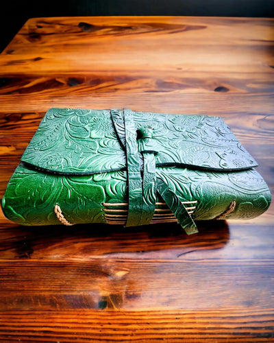 Premium Lædernotesbog "Naturens Elegance" - 200 sider, 120g, notesbog, skitsebog, 2 farver at vælge imellem, personliggørelse med gravering