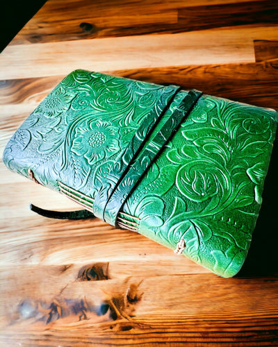 Premium Lædernotesbog "Naturens Elegance" - 200 sider, 120g, notesbog, skitsebog, 2 farver at vælge imellem, personliggørelse med gravering