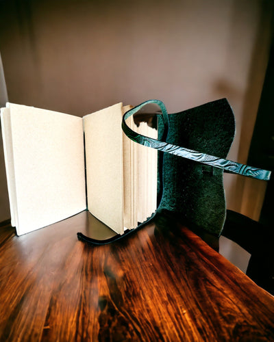 Premium Lædernotesbog "Naturens Elegance" - 200 sider, 120g, notesbog, skitsebog, 2 farver at vælge imellem, personliggørelse med gravering