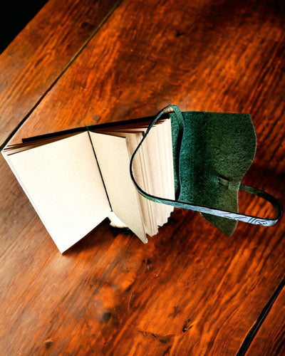 Premium Lædernotesbog "Naturens Elegance" - 200 sider, 120g, notesbog, skitsebog, 2 farver at vælge imellem, personliggørelse med gravering