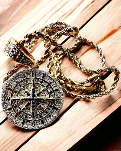 Halskæde med Kompasvedhæng i Glamour Stil med Zirkoner til Kvinder og Mænd - guld farve, gravering