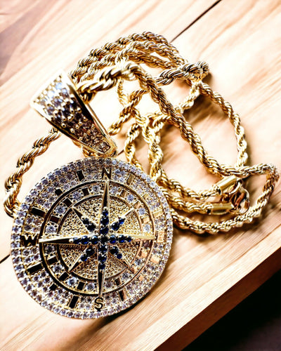 Halskæde med Kompasvedhæng i Glamour Stil med Zirkoner til Kvinder og Mænd - guld farve, gravering