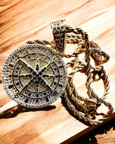 Halskæde med Kompasvedhæng i Glamour Stil med Zirkoner til Kvinder og Mænd - guld farve, gravering