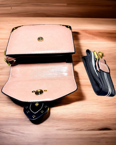 Kvadratisk Lys Lilla Skuldertaske med Løvemotiv – Elegant Taske i Tekstureret PU Læder. Personliggørelse med gravering