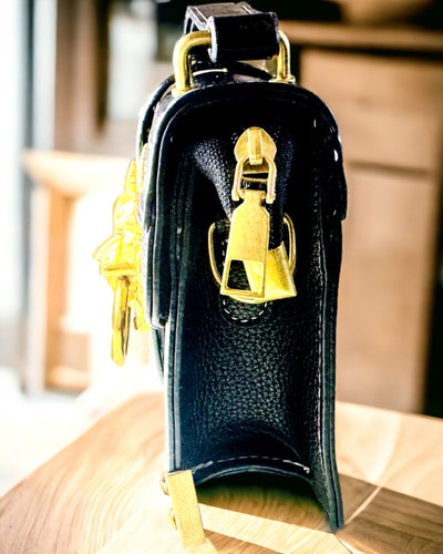 Moderne Firkantet Skuldertaske med Løve Accent - farve sort