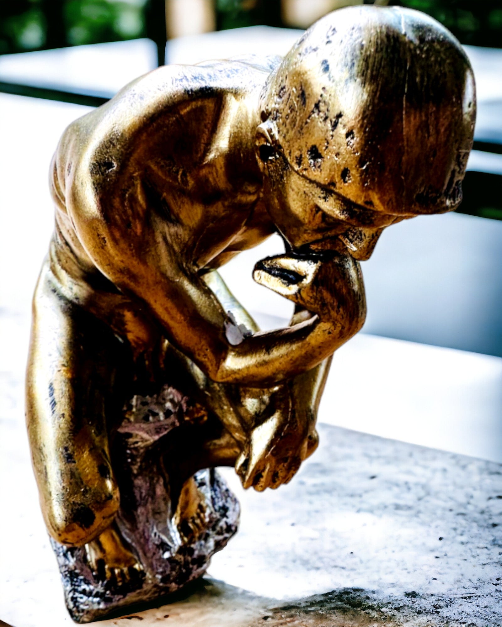 Złoty Myśliciel - Figur af harpiks, personalisering med gravering