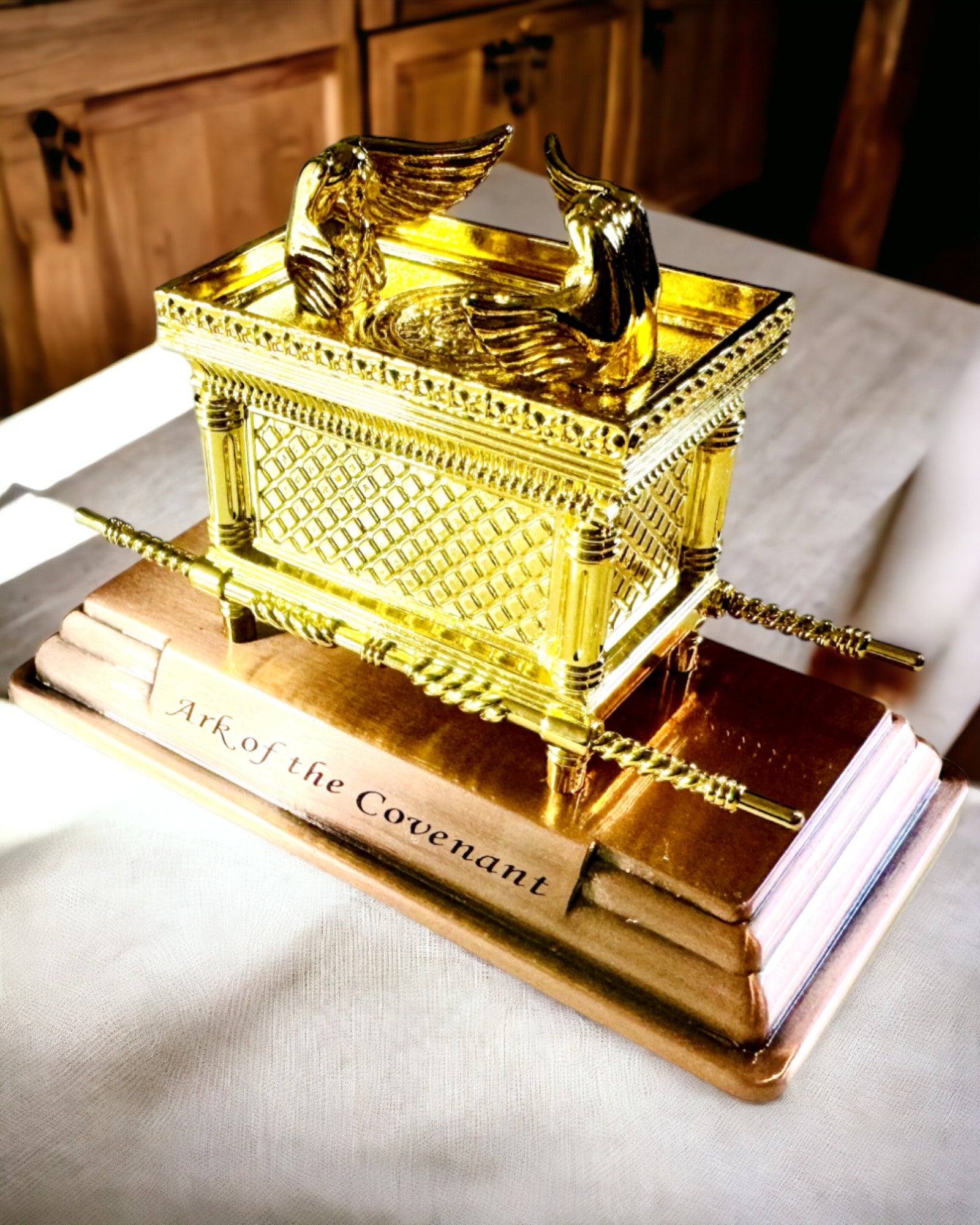 Forgyldt Replika af Pagtens Ark – Dekorativ Ark Statue i Kobber i Størrelse XL 28x15.6x20 cm