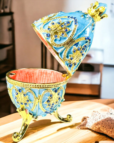 Niebiańskie Jajko Faberge – Emaljeret Smykkeorganisator - farve himmelblå. Personalisering med gravering