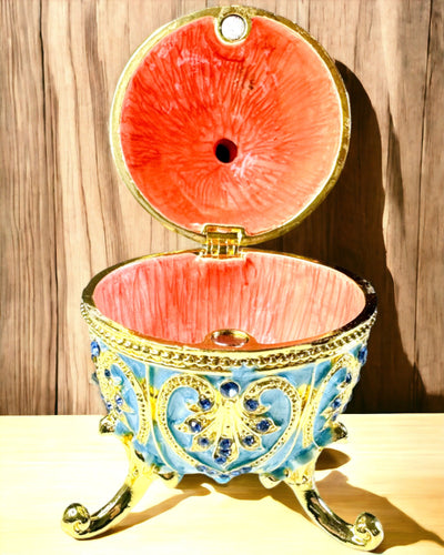 Niebiańskie Jajko Faberge – Emaljeret Smykkeorganisator - farve himmelblå. Personalisering med gravering