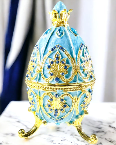 Niebiańskie Jajko Faberge – Emaljeret Smykkeorganisator - farve himmelblå. Personalisering med gravering