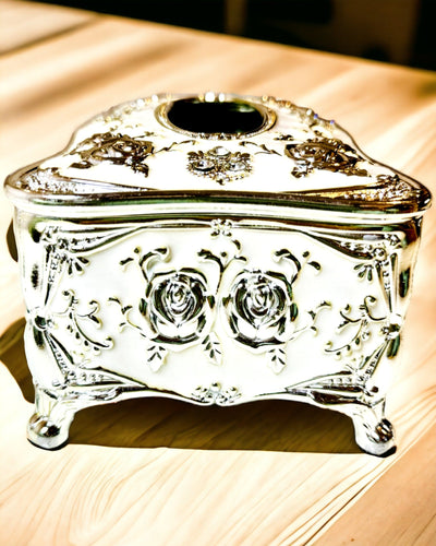 Æske til Servietter med Præget Rosenmønster - Elegant Tilbehør til Interiør, hvid