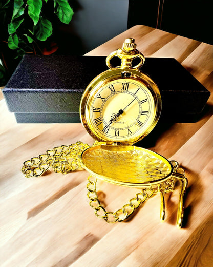 Vintage-stil Lommeur i gylden farve med Graveringer – Elegant Herretilbehør, Perfekt Gaveidé