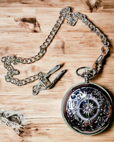 Lomme Kompas Sølvfarvet i Retro Stil med Filigran Mønster – Elegant og Praktisk. Gravering